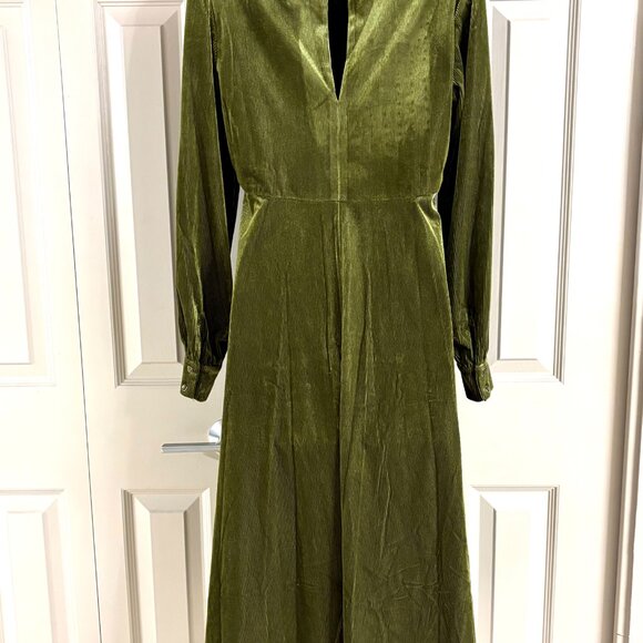 raffic People Yasmine Velvet Maxi Dress - Elegant Green - Picture 4 of 11